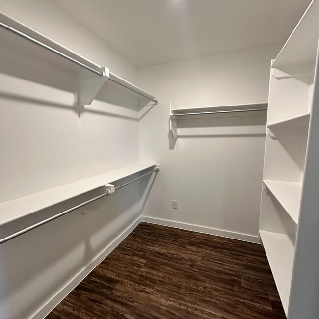 Building Photo - 2059 Kenwood Ave