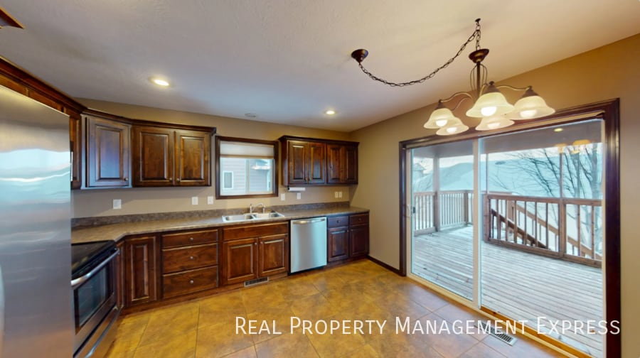 Building Photo - Modern 4 Bedroom 2 Bathroom Twin-Home in Tea