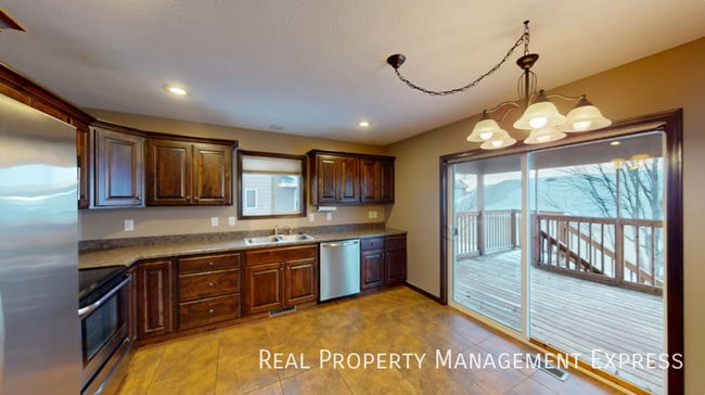 Building Photo - Modern 4 Bedroom 2 Bathroom Twin-Home in Tea