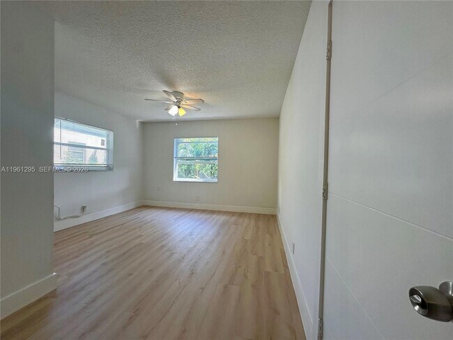 Building Photo - 1109 NE 6th Ave