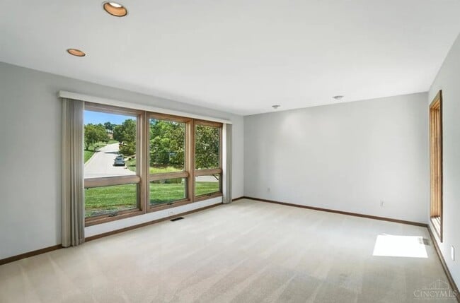 Building Photo - Luxury, Privacy, and Convenience All in One!