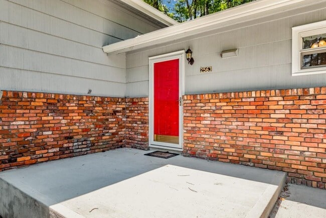 Building Photo - 2563 Beverly Hills Dr