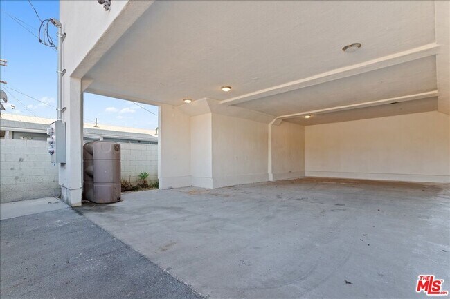 Building Photo - 707 W 80th St