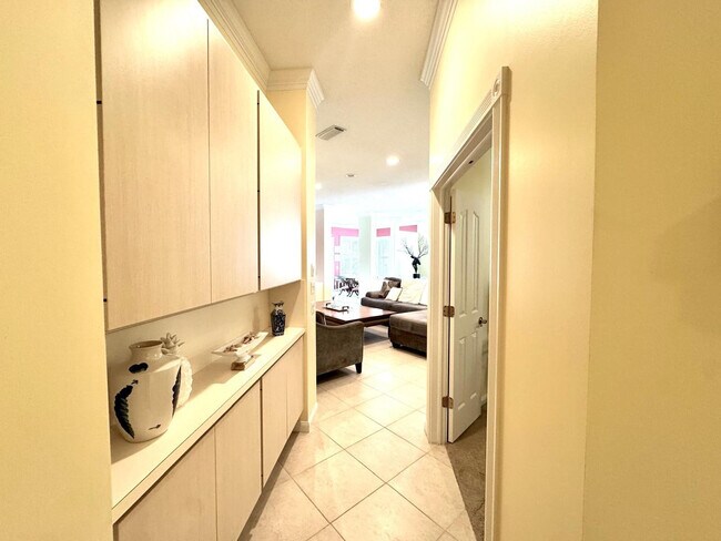 Building Photo - 2871 SW Brighton Way