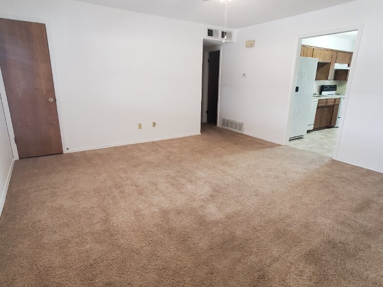 Building Photo - 2205 S Cedar Loop