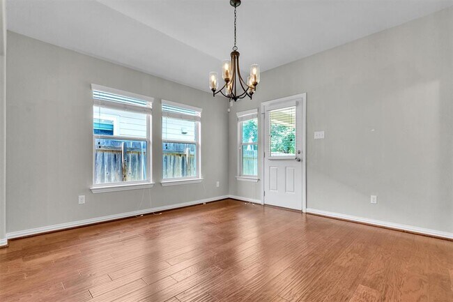Building Photo - 204 Chickadee Ln