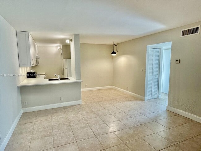 Building Photo - 2624 Riverside Dr