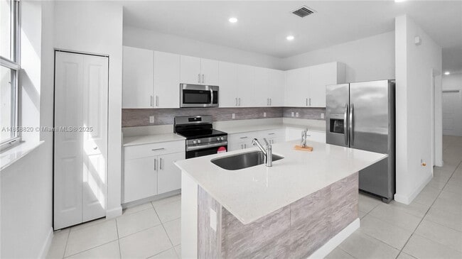 Building Photo - 5534 NW 27th Pl