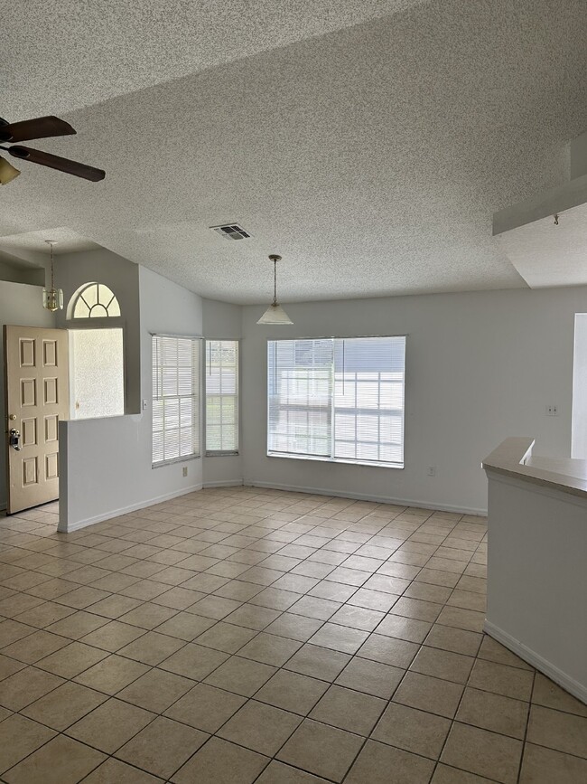 Building Photo - 4 Bedroom, 2 Bathroom, 2 Car Garage Home o...