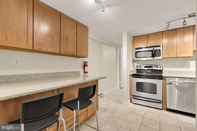 Building Photo - 650 E Street NE Unit BASEMENT