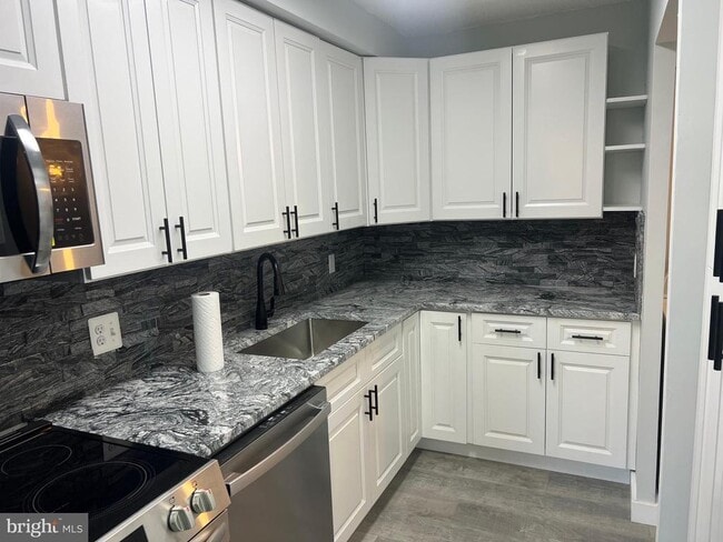 Building Photo - 2214 Deerfern Crescent