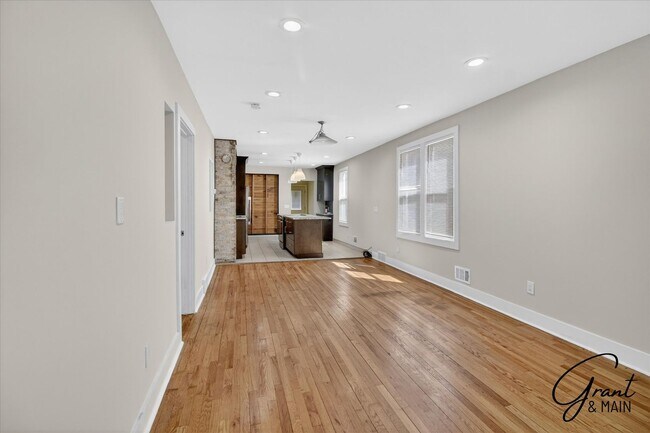 Building Photo - 2315 Yemans St