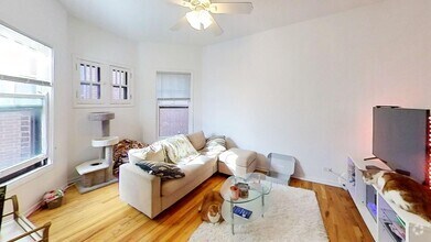 Building Photo - Top Floor East Lakeview One Bedroom Includ...