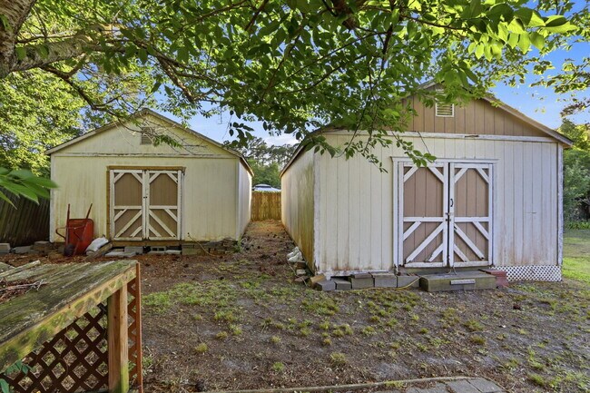 Building Photo - 607 Oakwood Ave