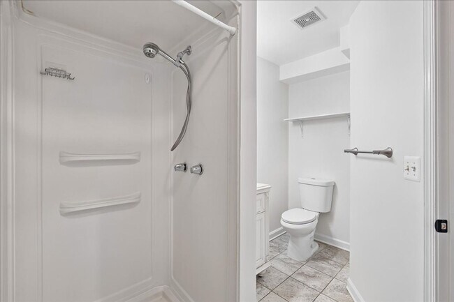 Building Photo - Remodeled in great location! 4 bedrooms 2 FB Walk to Metro