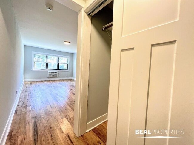 Building Photo - 1 bedroom in HIGHLAND PARK IL 60035