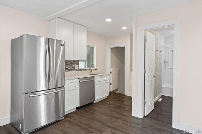 Building Photo - "Charming 3-Bedroom Home with 2 Full Baths in Prime Lakewood Location!"