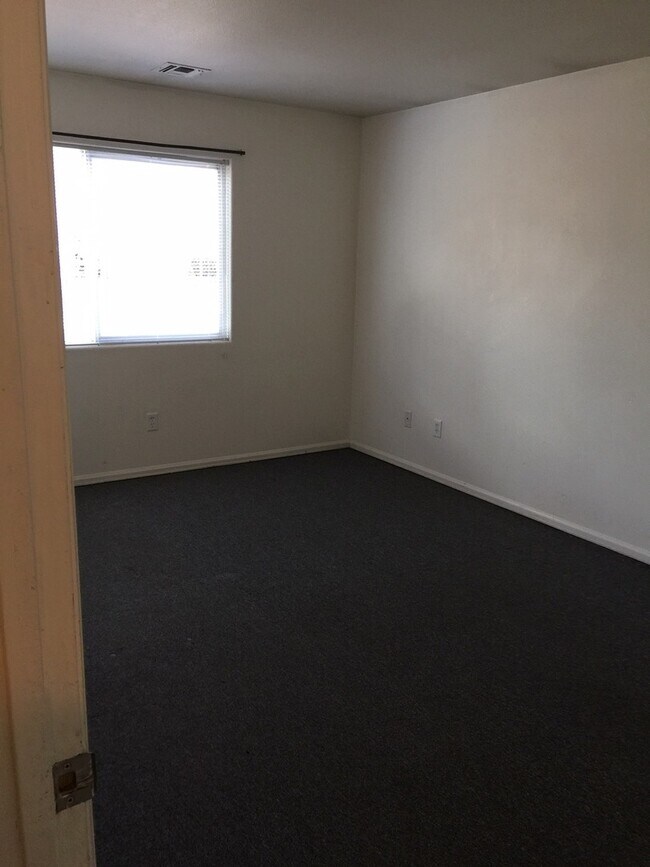 Building Photo - 2912 Dawn Dr