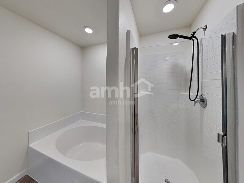 Building Photo - 1415 W 16th Ave