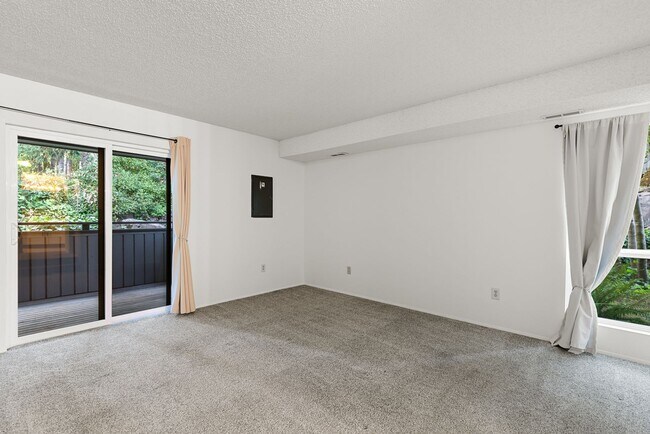 Building Photo - 10922 NE 34th Pl