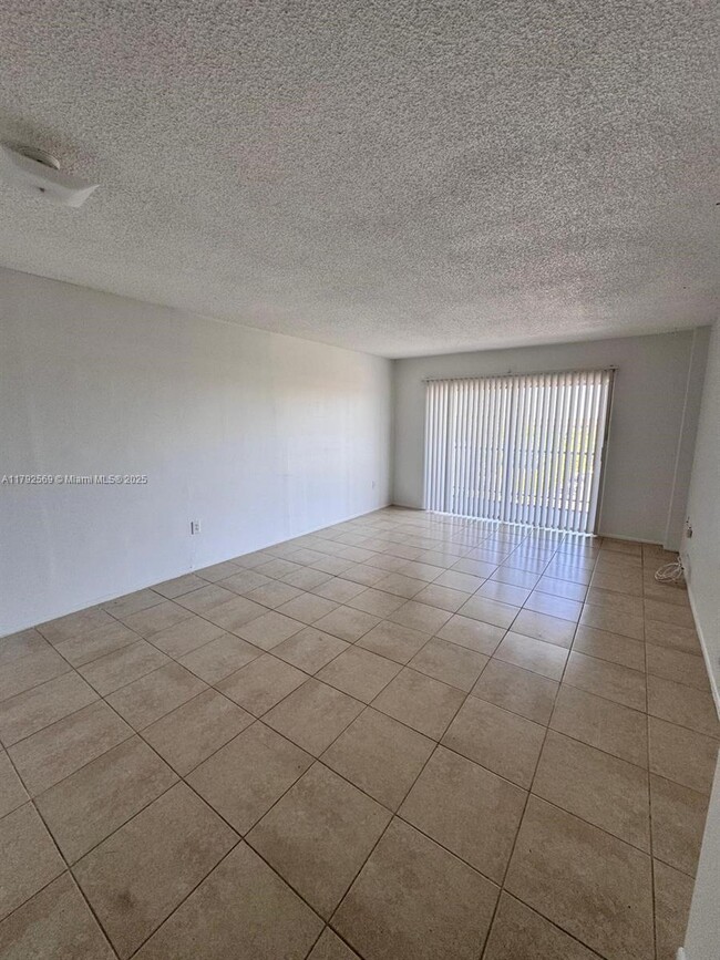 Building Photo - 4174 Inverrary Dr