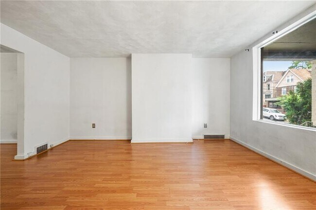 Building Photo - 823 Lilac St