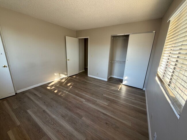 Building Photo - 4985 W 7th St