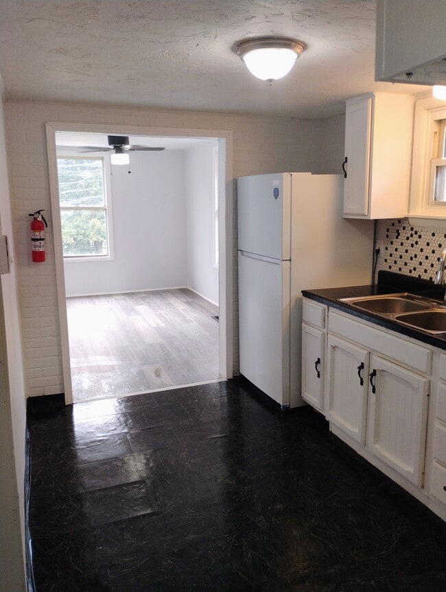 Building Photo - 954 Bedford St