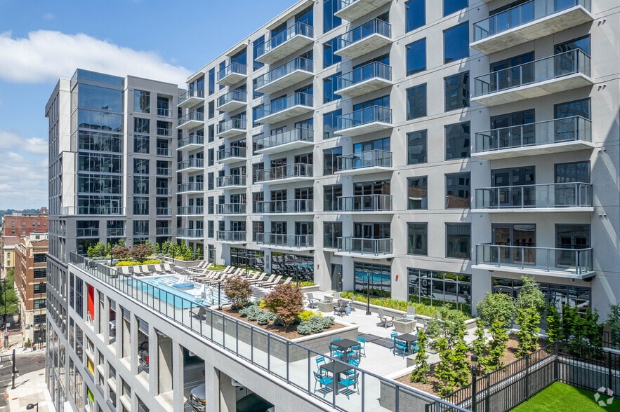 Primary Photo - 4th and Race