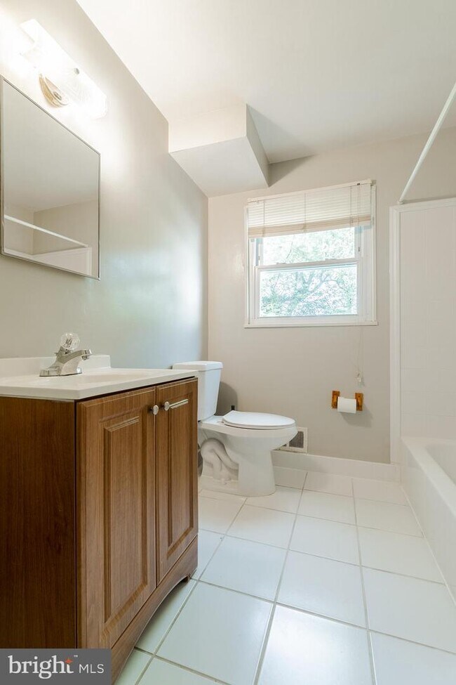 Building Photo - 728 N Wakefield St