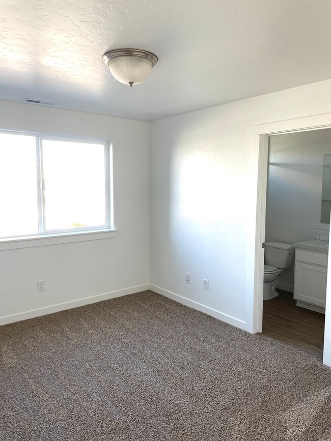 Building Photo - Newly Built Townhome