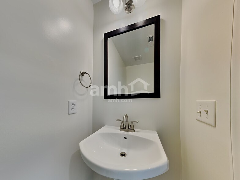 Building Photo - 204 Castlebrook Dr