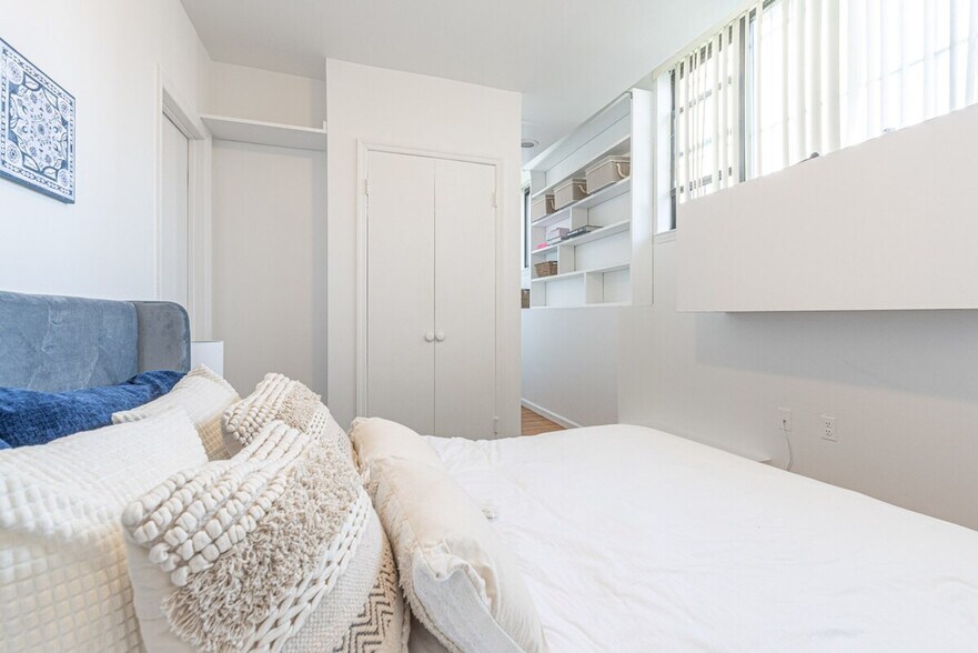 Building Photo - 735 10th Ave