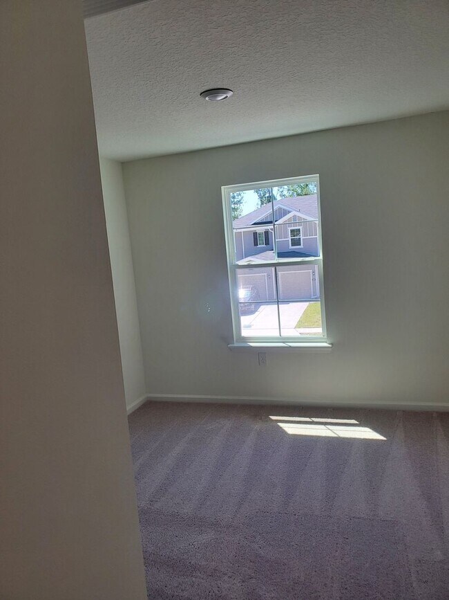 Building Photo - 3 BEDROOM 2.5 BATH TOWNHOME
