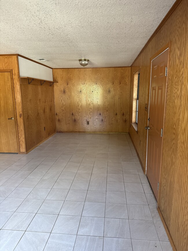 Building Photo - 110 N Crockett St