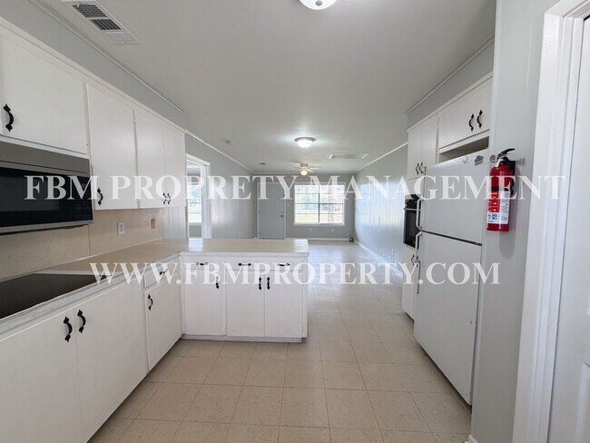 Building Photo - 300 E San Saba Ave