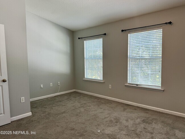 Building Photo - 580 Crystal Way