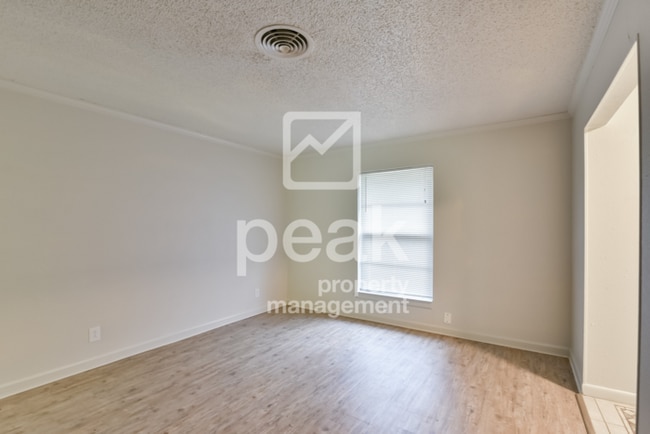 Building Photo - $1725! 3Bed home! Apply by 11/5 and save 5...