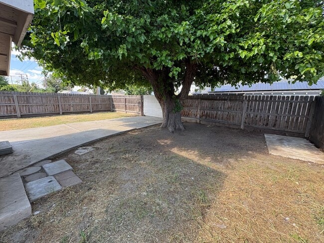 Building Photo - Charming NW Visalia Home Available Now!