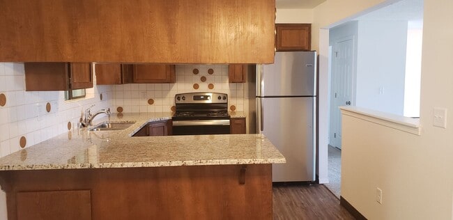 Building Photo - Nicely updated 3+ bedroom, 2 bath duplex-l...