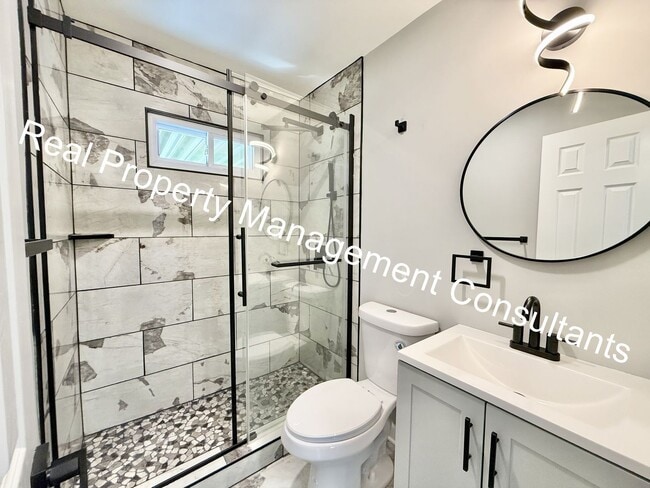 Building Photo - Beautifully Renovated 3-Bedroom, 2-Bath Ho...