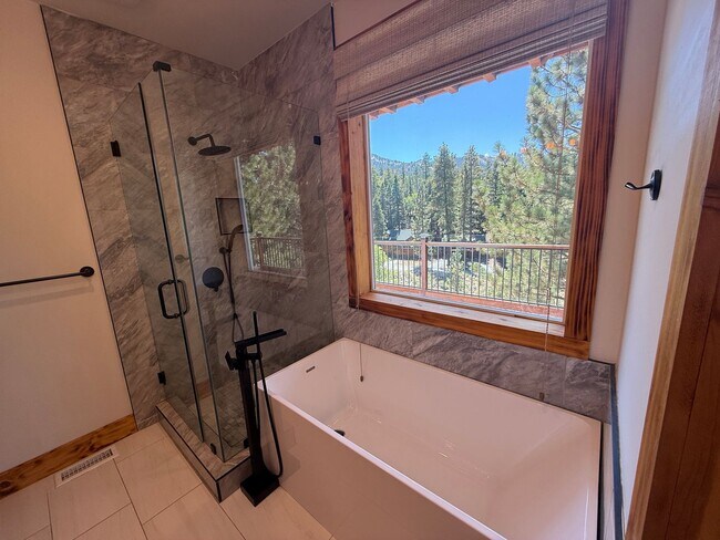 Building Photo - Stunning 4-Bedroom Home with Amazing Views, EV Charger & Solar in Big Bear!