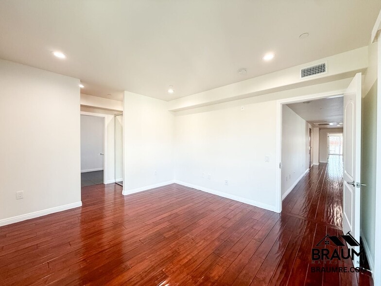 Building Photo - 332 S Virgil Ave