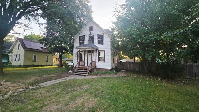 Building Photo - 1322 S 6th St