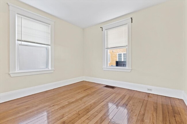 Building Photo - 52 Roslyn St