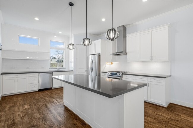 Building Photo - 2324 Camden Dr