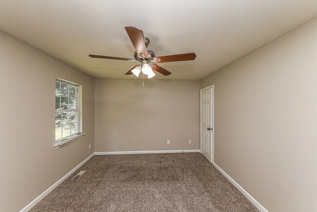 Building Photo - Fantastic 3bd/2ba home! Let yourself in!