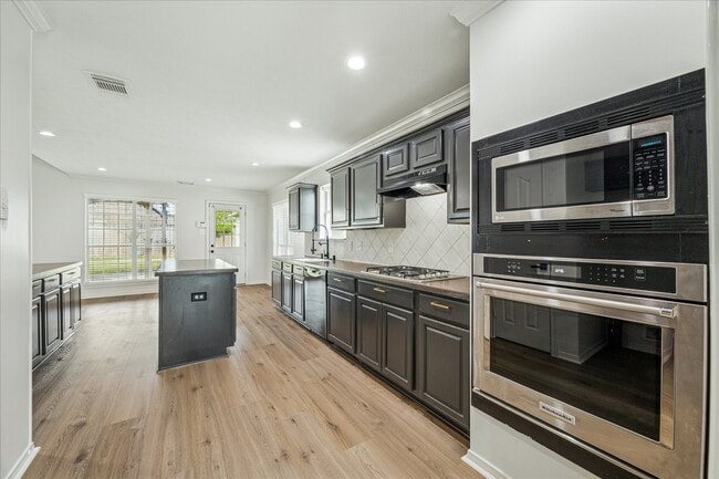 Building Photo - 11207 Briscoe Ln