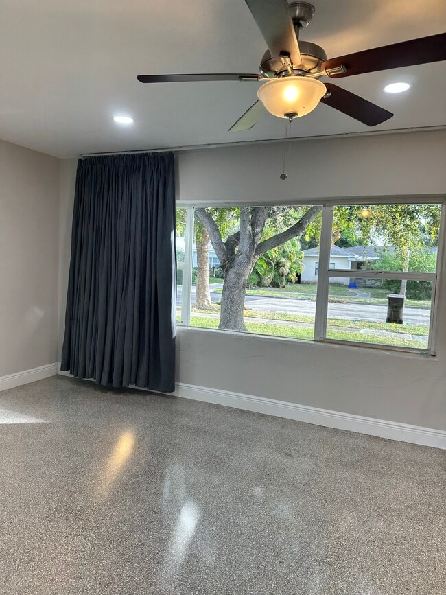 Building Photo - 259 Bloomfield Dr