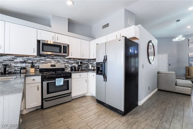 Building Photo - 7076 Gunslinger St